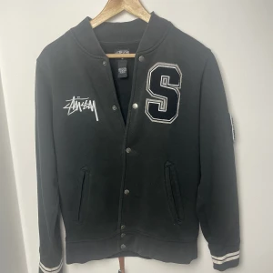 Stussy Jacka - Stussy jacka / tjockare tröja i bomull Storlek M  Använd men fortfarande väldigt bra skick 8/10