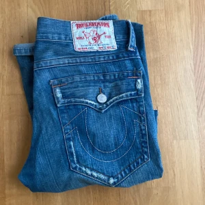 True religion jeans - Säljer mina true religon jeans på grund av att jag inte använder de. Dem är i väldigt bra skick. Kan bytas mot andra plagg.
