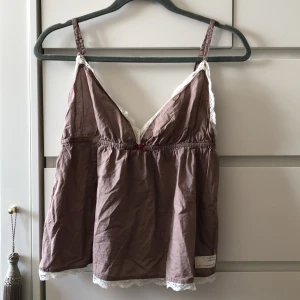 Odd Molly Linne - Säljer detta gulliga linnet från odd molly💓 Storleken är oklar men jag skulle säga S💓 Linnet är sparsamt använt och har inga tydliga defekter💓Pris kan diskuteras vid snabb affär💓💓Köparen står för frakten💓