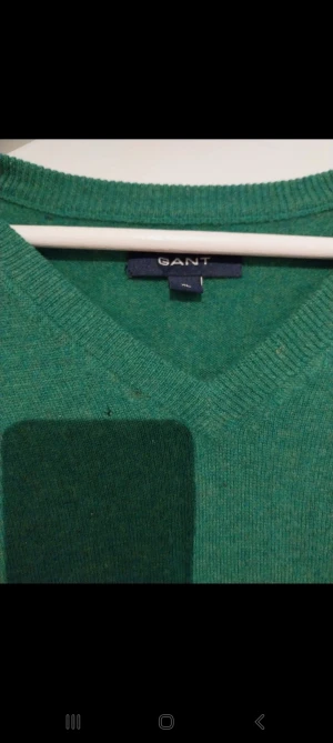 Gant Ulltröja - Välanvänd , små hål syns ifall man har vit tröja under Mjuk ull tröja