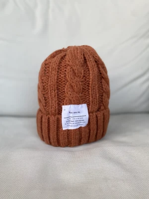 Stickad mössa  - NY! Säljer sprillans nya 100% bomulls mössor. Perfekta till hösten/vinter eller som julklapp🙌.  Storlek: One size   Färg: Caramel/ ljusbrun  Antal kvar: 3