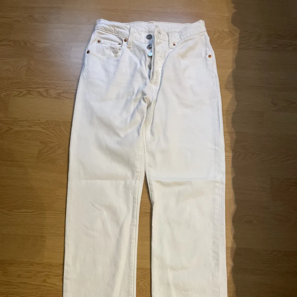 Ett par vita Levis jeans som aldrig blivit använda! . Jeans & Byxor.