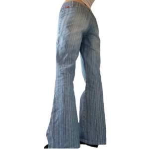 Ett par vintage jeans från veromoda, lågmidjade och utsvängda ben. Midjemåttet ca 39cm mätt rakt över (går även att justera) och 78 cm i innerbenslängd. Hör av dig privat för fler frågor:))