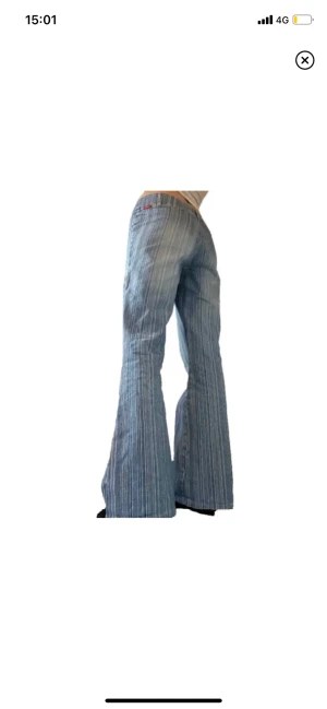 Vintage Byxor  - Ett par vintage jeans från veromoda, lågmidjade och utsvängda ben. Midjemåttet ca 39cm mätt rakt över (går även att justera) och 78 cm i innerbenslängd. Hör av dig privat för fler frågor:))