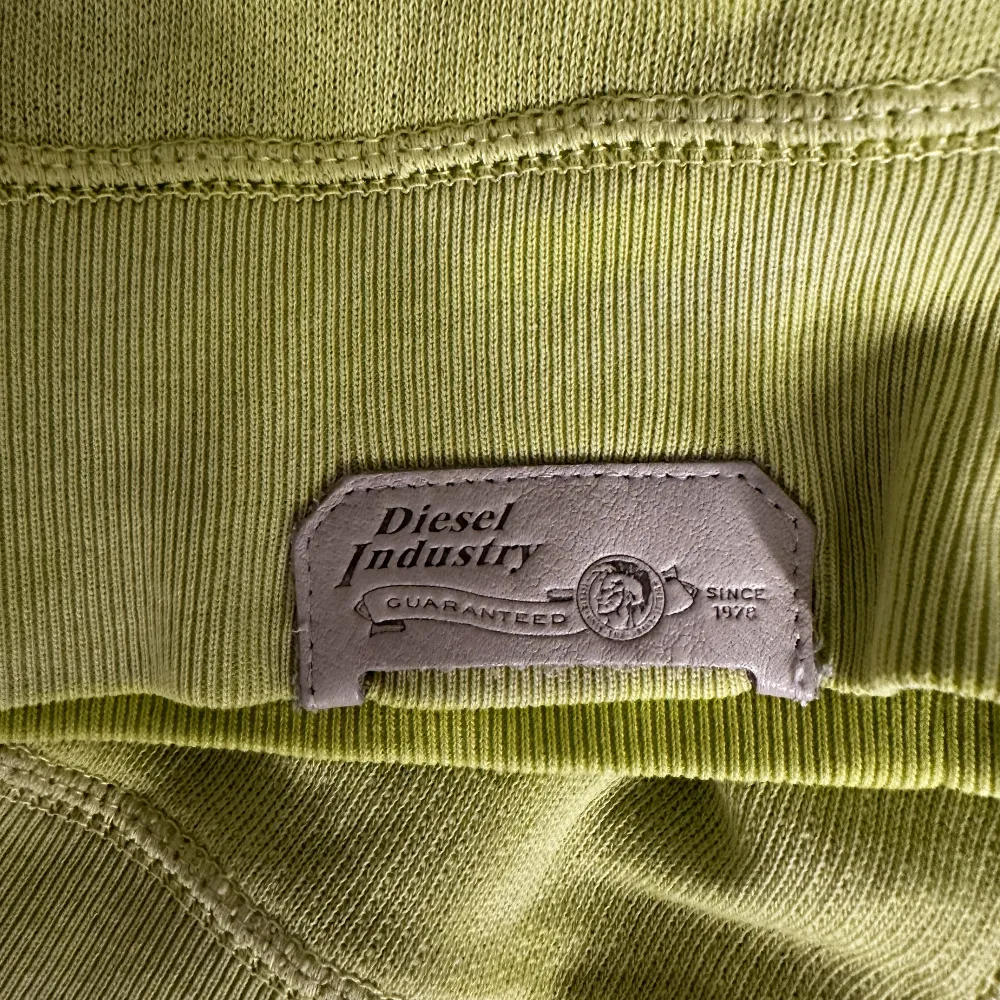 Diesel sweatshirt med tag kvar Aldrig använd Nypris runt 2500kr  Unik design  Diesel industry . Hoodies.