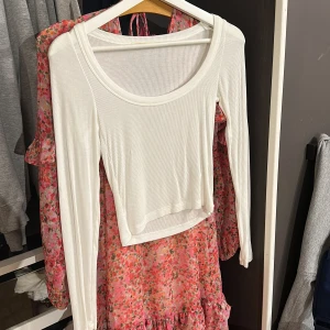Urringad topp - Köpt på zalando, aldrig använd. Strl s. 