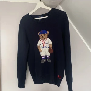 Polo Ralph lauren tröja (Teddy bear)  - Storlek: M-XL Polo Ralph lauren tröja (Teddy bear) fin och sparsamt använd.