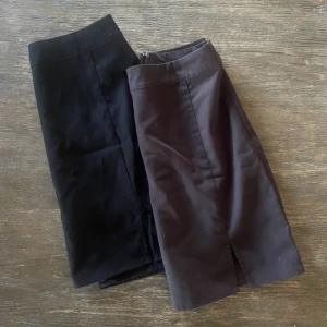 Två kjolar från BikBok! - Säljer båda kjolarna i 34, en brun och en svart. En liten slits på låret samt dragkedja på baksidan (båda dragkedjorna funkar utan problem). Priset gäller för båda kjolarna, säljer dom tillsammans.