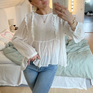 Vit blus - Super söt vit blus! Aldrig använd! Lite genomskinlig, skriv vid frågor eller intresse💘💘