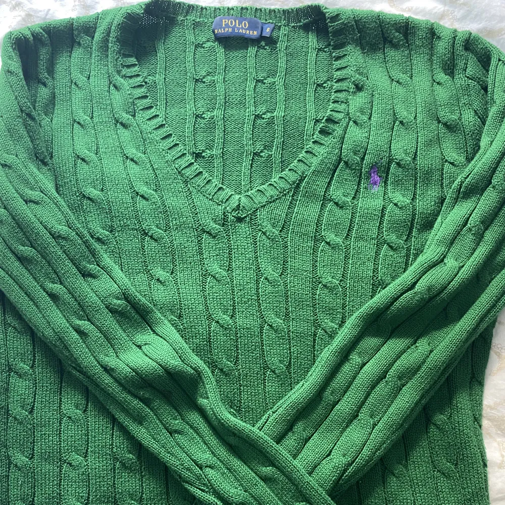 Grön polo tröja säljer pgr av att jag knappt använder den . Tröjor & Koftor.