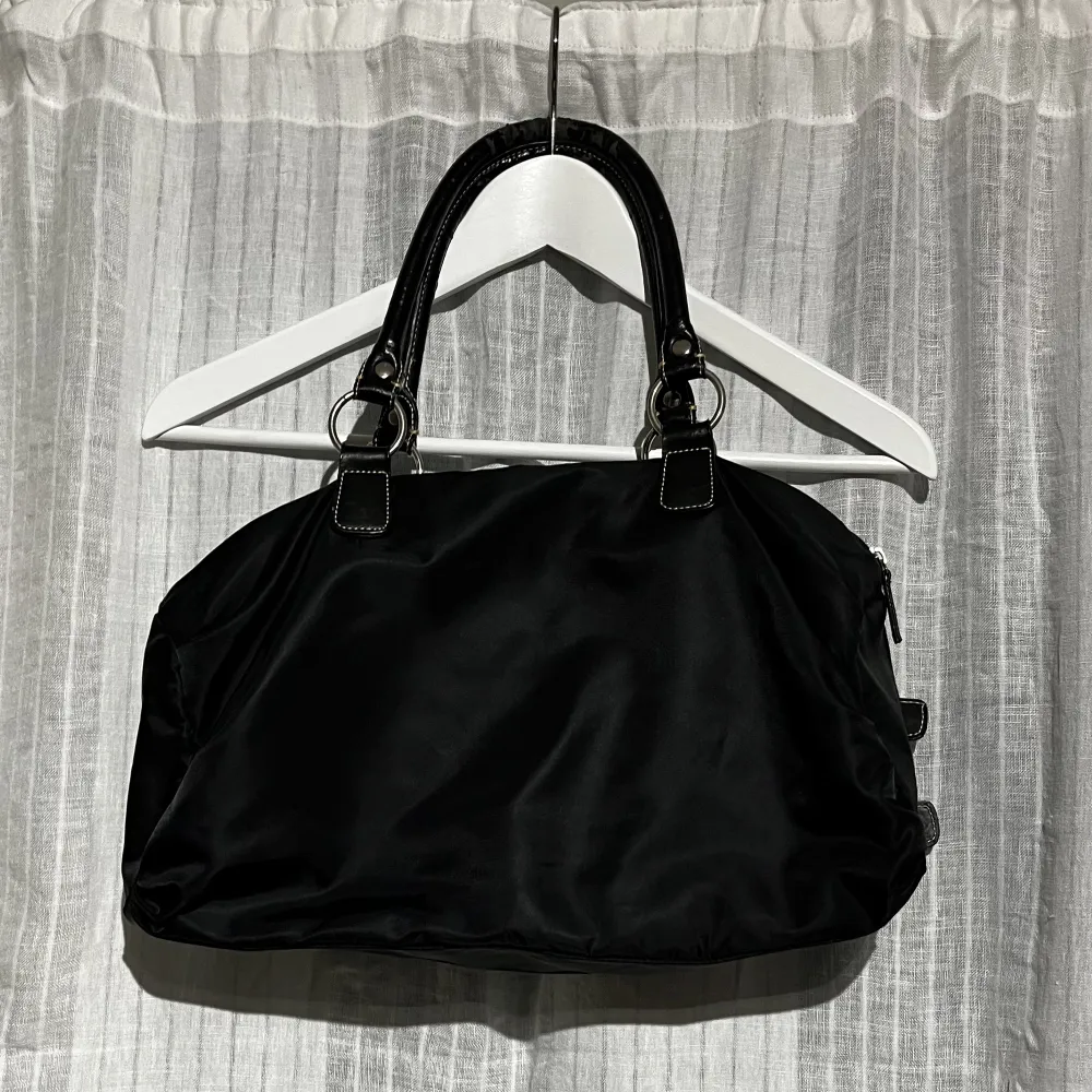 Handväska / axelväska, svart med silver detaljer och knäppen. Väskor.