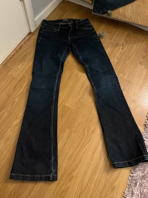 Lågmidjade jeans - Skit snygga lågmidjade bootcut jeans från crocker 
