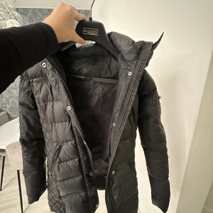 Rocknblue jacka!  - Den är storlek xs men passar även S! Pälsen är fuskpäls. Pris kan diskuteras. Köpt för 2000kr. Kommer att kemtvättas innan utskick! 