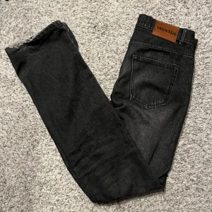Montén jeans  - Köpta i slutet på 2022 för ca 900kr. Enda tecken på användning är slitningar vid hälarna (som inte är särskilt synliga när man har på sig byxorna pga längden på benen) annars som nya. Storleken på byxorna är 34. Regular/relaxed fit med flared ben.