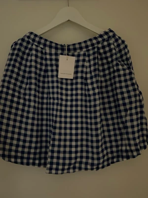 Ny kjol från samsoe & samsoe - Supersöt blå och vit-rutig kjol från samsoe samsoe. Aldrig använd💙