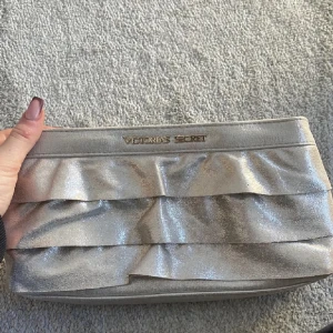 Victoria’s secret  - Säljer min jätte fina Victoria secret necessär, lite smink märken på insidan därav priset🩷
