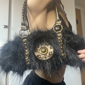 Y2K VÄSKA - En väska med fake päls, finns fler bilder om önskas