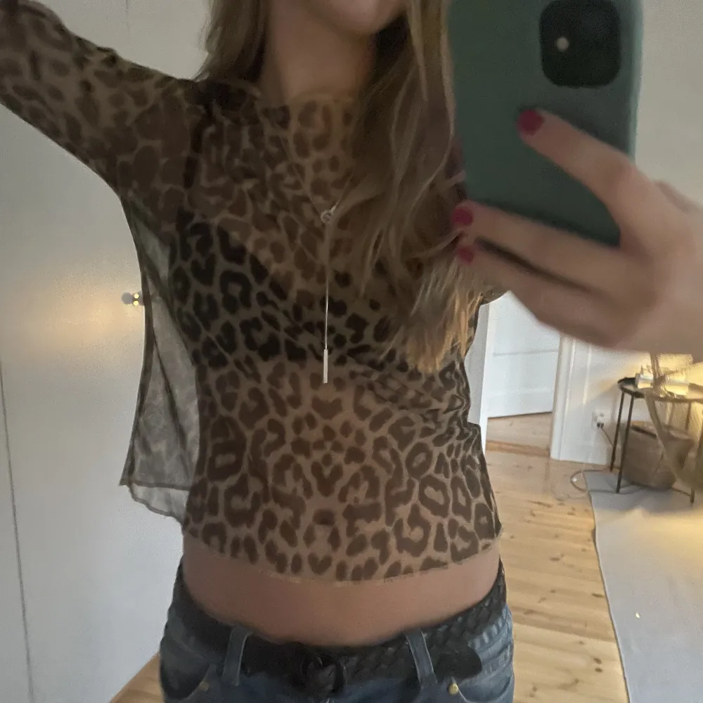 Cool långärmad meshtopp🤎🐆🤎. Toppar.