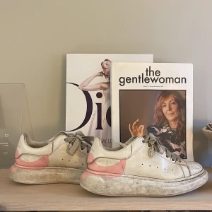 Alexander mcqueen skor - Dessa är i ett använt skick så reducerar priset mycket✨  Köpt på NK för drygt 5000kr