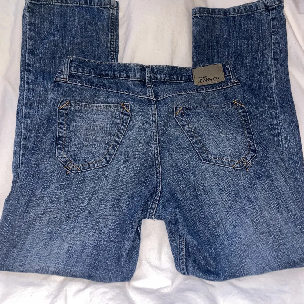 Hej säljer byxor ifrån Wrangler! Passar mig som har storlek 36 i byxor, de sitter Lågmidjad!☺️❤️pris går att disskutera!. Jeans & Byxor.