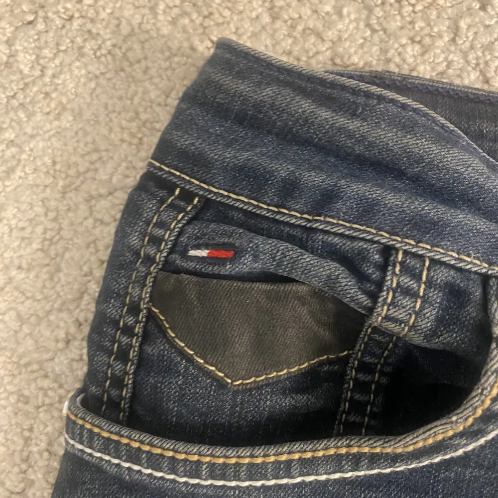 Jättefina lågmidjade jeans från Tommy Hilfiger köpta second hand. Passar S/M. Perfekt i längd på mig som är 165!  Skriv för mer bilder och mått.  Kan mötas upp annars står köparen för frakt! 🥰🥰. Jeans & Byxor.