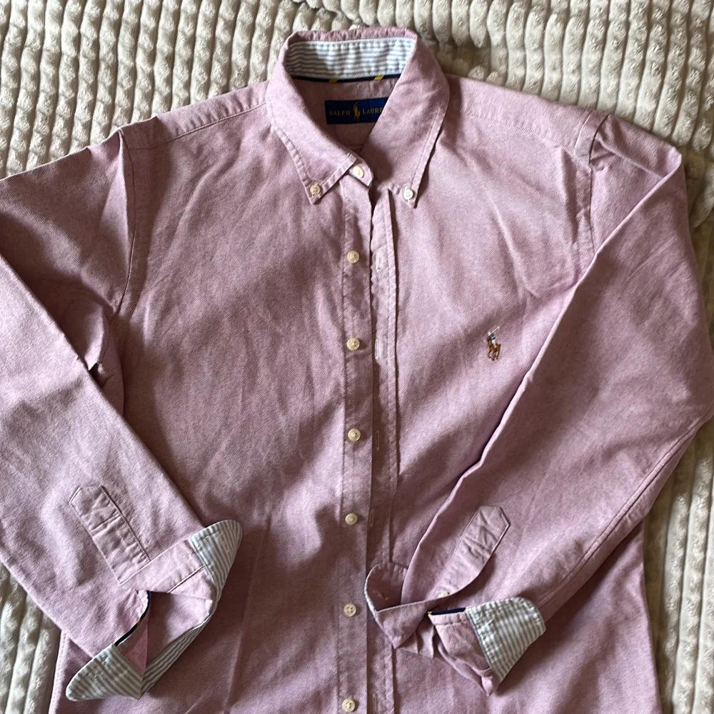Snygg skjorta i jättefint skick.  Storlek s, färgen är rosa. . Skjortor.