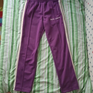 Palm Angels Core Classic track pants - Storlek L på detta plag, oanvänd de senaste 5 månaderna. Pris kan självklart diskuteras då jag förstår att denna färg är lite udda. Uttligare frågor och funderingar kan besvaras.