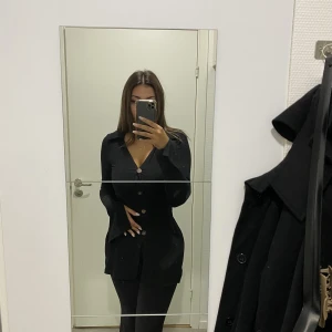 Tröja  - Slits på ärmar och sidan, frakt 15kr