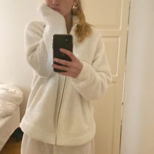 Björntröja  - Jättegosig fluffig tröja med dragkedja. Köpt för 299kr säljer för 189kr❤️ Inga defekter