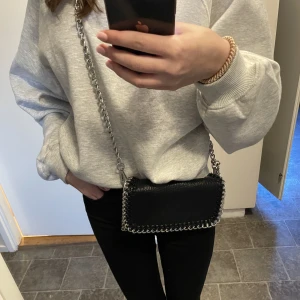 Svart väska - Svart väska ifrån Tiamo, nästan aldrig använd🤍