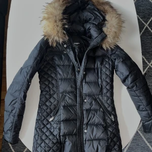 Rockandblue jacka  - Har två super små hål på armen, inget man märker. 