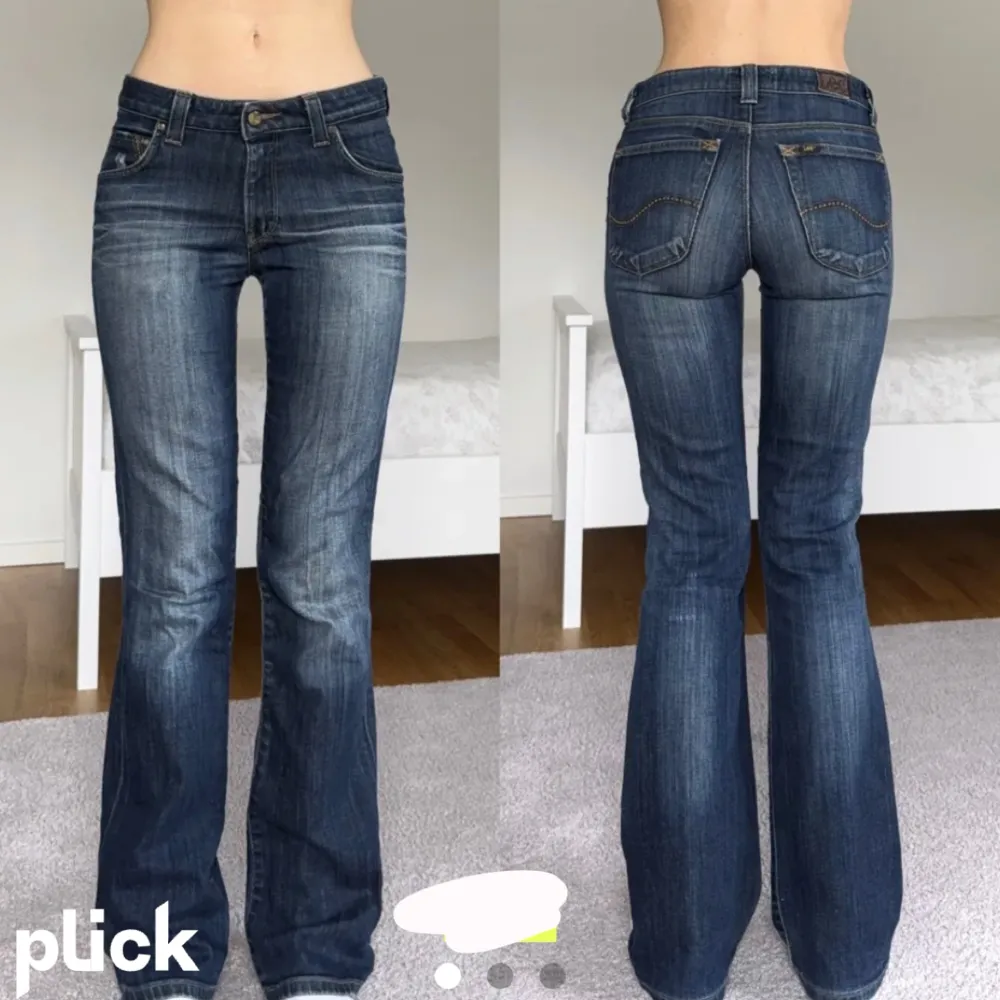 (Lånade bilder) Säljer dessa snygga jeans som jag iprincip fick nyss hem från plick men passade tyvärr ej!😩 Skulle säga att de är 36 i storleken! Modellen på bilden är 171cm lång!! Köpte de för 450kr och säljer de för samma pris! Köparen står för frakt💕💕💕. Jeans & Byxor.