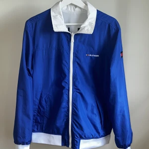 Tommy Hilfiger Jacka - Tja, säljer nu min otroligt unika Tommy Hilfiger jacka som är perfekt nu under hösten. Den är ”reversable” villket innebär att man kan vända den ut och in för en ny look. Storlek S men passar mer M. Tveka inte på att höra av dig vid några frågor.