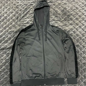 Armani Tracksuit - Köpt för 2400, är i 9/10 skick och bara använd några fåtal gånger. Skriv om ni har frågor