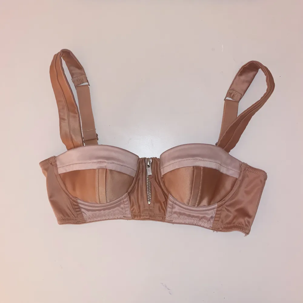 Rosa Sonia Rykiel bh/bralette. Lyxigt, stadigt material och fina detaljer. Köpt för många år sen men typ oanvänd. 75A 🎀. Toppar.