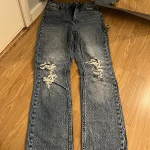 Jeans med hål, högnidjad