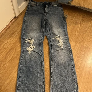 Jeans  - Jeans med hål, högnidjad
