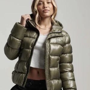Superdry puffer jacket  - Säljer min fina superdry jacka i färgen Olive Green, som är slutsåld överallt online. Använd fåtal gånger och är i fint skick, köpte den för 1500kr. (Startat budgivning då det var många intresserade)