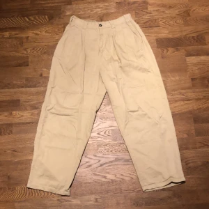 Polar Chinos - Polar Chinos Beige  Medium Använda men bra skick Baggy fit med bra passform Resår i midjan