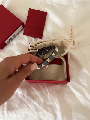 Valentino armband  - Säljer mitt fina valentino armand i en jätte cool blå färg😇
