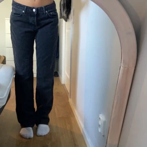 Lowwaist straight svarta Icon jeans - Säljer ett par lowwaist straight svarta Icon jeans från Lager157! 🖤 Strl: M, säljer för 199kr! Knappt använda!