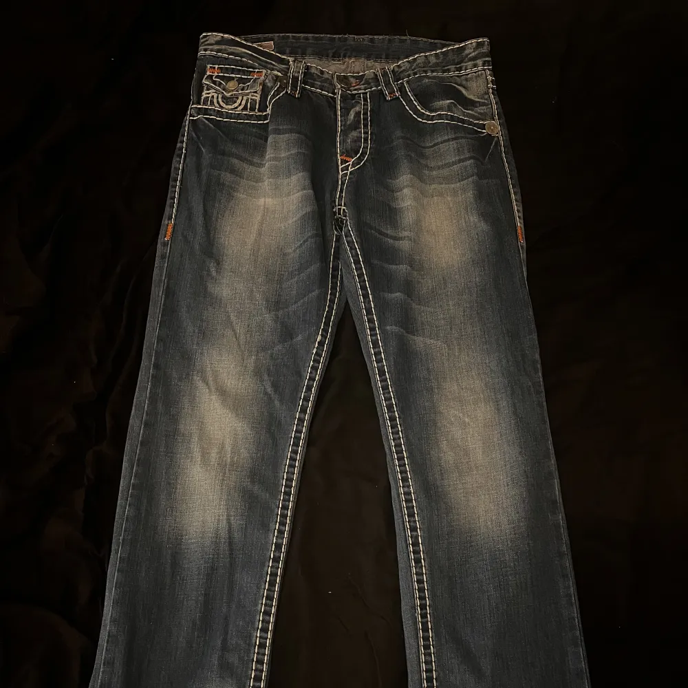 Snygga true religion jeans, som jag inte tycker om passformen på längre tyvärr, bra skick och skriv om man vill ha mer bilder💞. Jeans & Byxor.