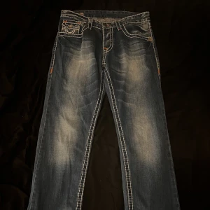 True religion jeans - Snygga true religion jeans, som jag inte tycker om passformen på längre tyvärr, bra skick och skriv om man vill ha mer bilder💞