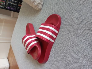 Adidas tofflor  - Använda ett fåtal gånger så i mycket fint skick.