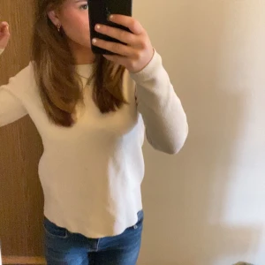 Beige tröja  - Säljer min super fina beige tröja då jag tröttnat på den lite💗