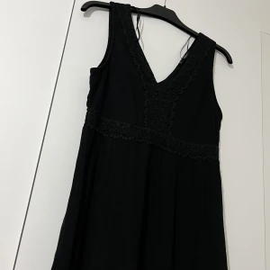 Svart klänning  - Väldigt fin med en halströja 