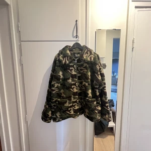 Teddyjacka - Säljer denna teddyjacka med kamo-mönster! Inköpt i New York på forever21.  Storlek L. 