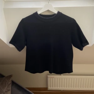 Stickad t-shirt - Stickad t-shirt i en aning kortare modell. I bra skick men lite nopprig vilket knappast syns, frakt tillkommer🤍