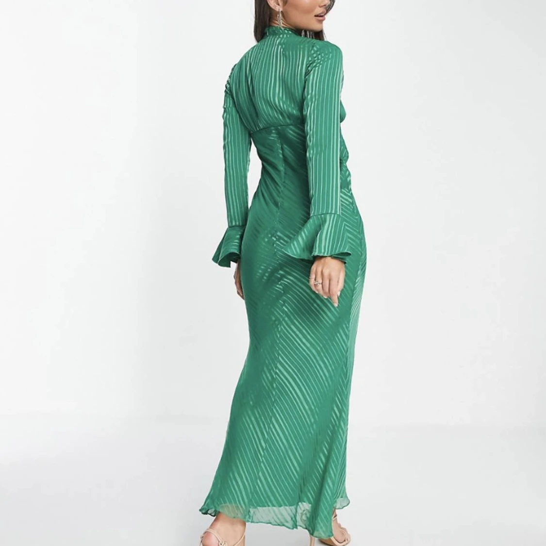 Grön randig maxiklänning med hög krage och utsvängda manschetter av satin - 90