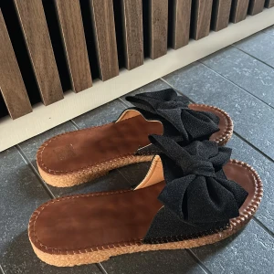 skor - säljer dessa super söta tofflorna med rosett på som endast är provade då de är för små för mig, köpte de för 300kr kom privat för frågor eller mer bilder💞